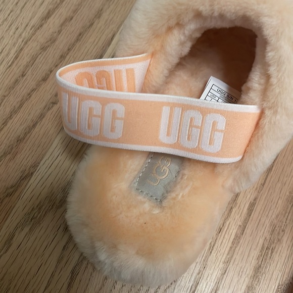 ♻️DONATED DEC. 2023♻️ 
NEW Ugg Fluff Yeah Slides in baby peach size 7 - Picture 12 of 12